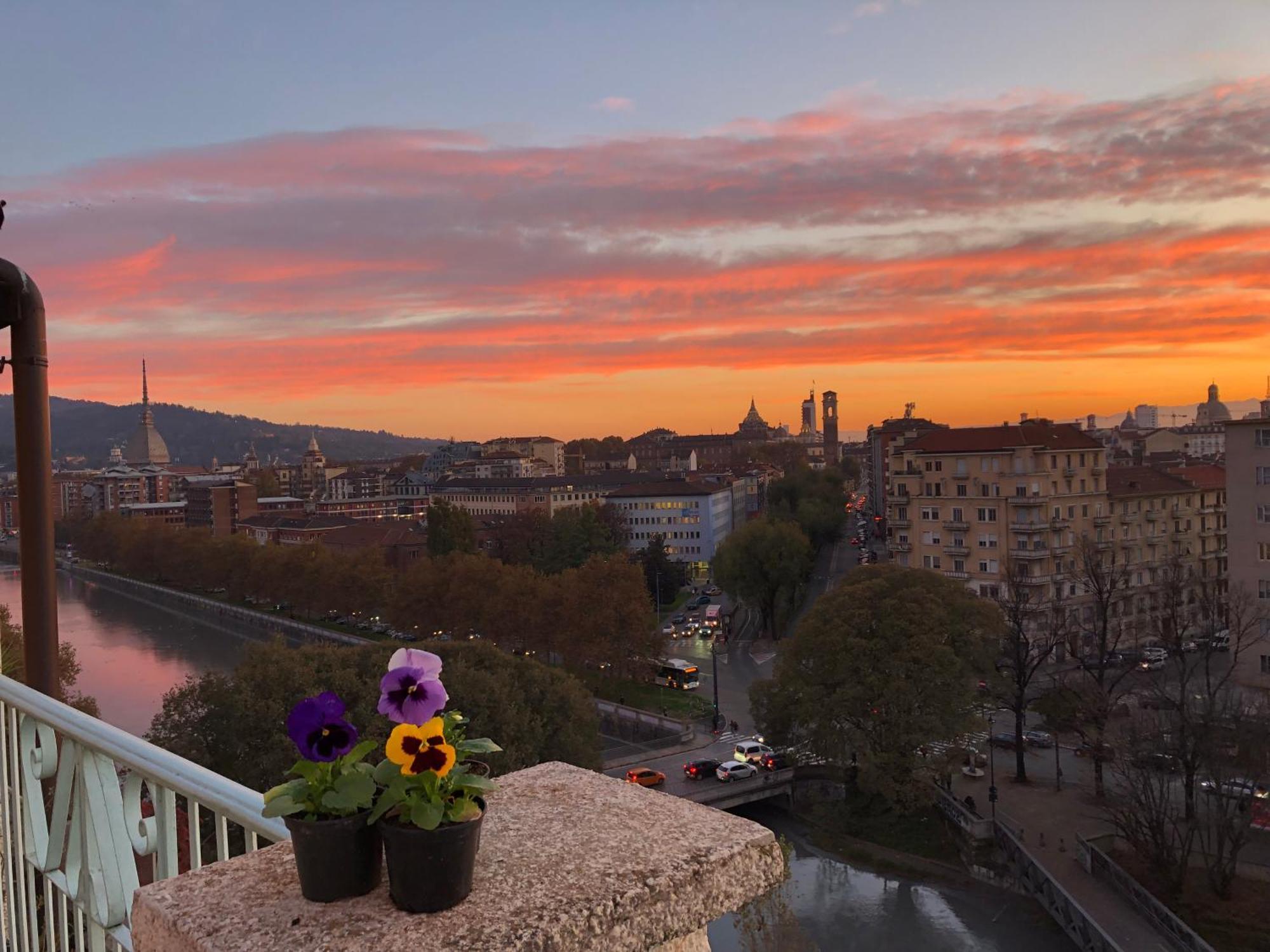 Apartamento Attico Ellen Terrazza Con Vista Turín Exterior foto